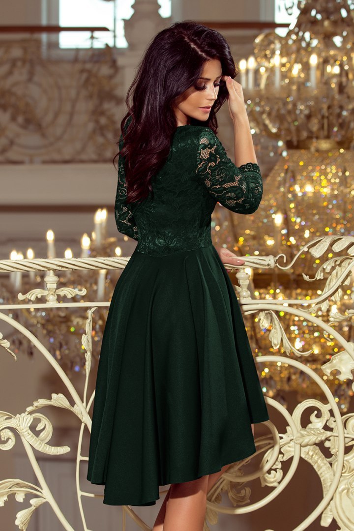 210-3 NICOLLE - sukienka z dłuższym tyłem z koronkowym dekoltem - CIEMNA ZIELEŃ